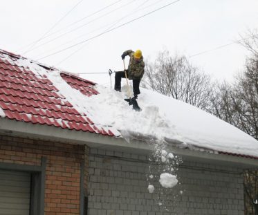 кровельные работы, чистка крыши от снега советы, проектстройнн, строительство домов